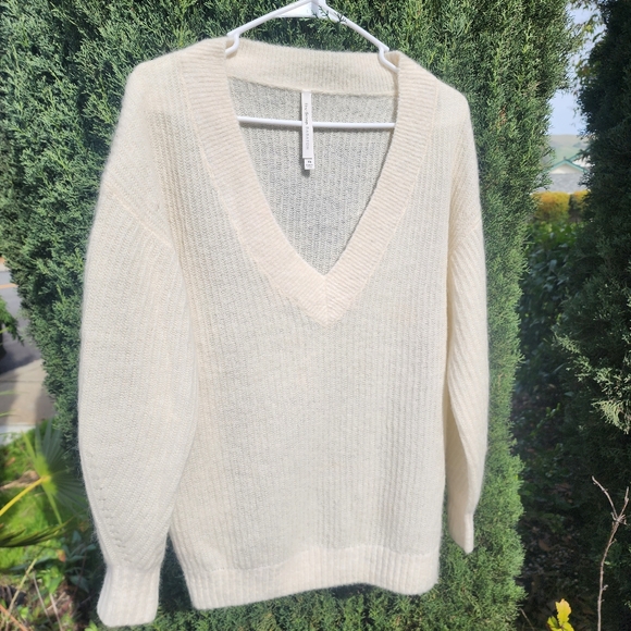 The Group Babaton by Aritzia Women's Alpaca Wool Mix V- Neck Sweater. Size XS - Picture 4 of 13